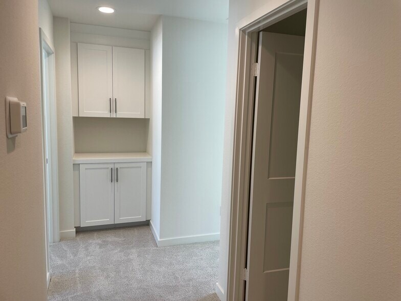 Building Photo - 2577 Delphinium Ln