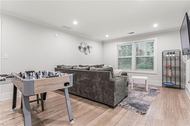Building Photo - 1129 Graymont Dr SW