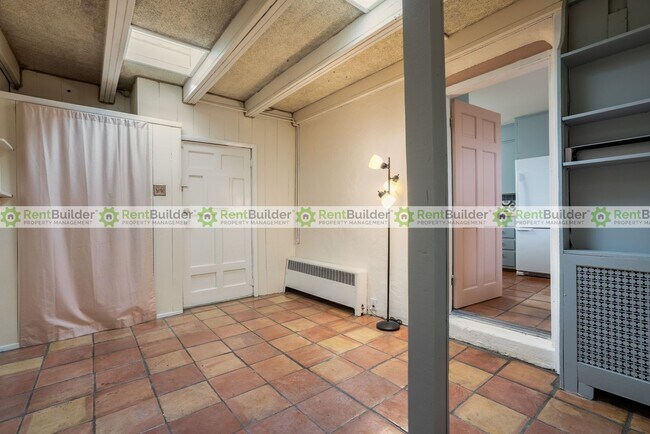 Building Photo - 1301 Alvarado Dr NE