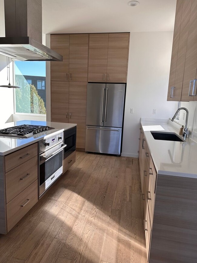 Building Photo - 3 Bedroom 3.5 Bath River Views - Walk to Old Mill