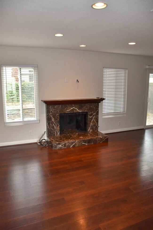 Building Photo - 3 Bedroom 2.5 Bath Hampton Court Condo Nea...
