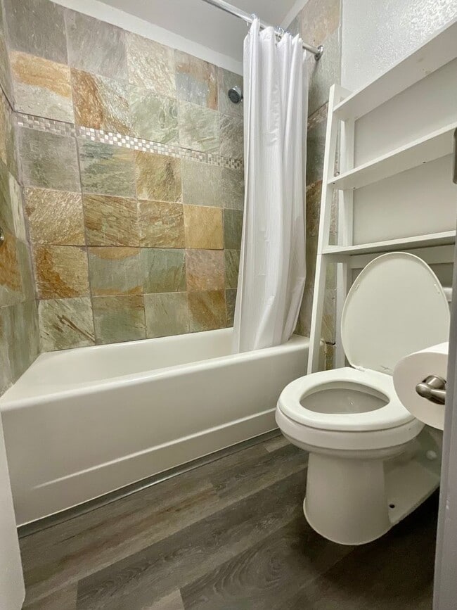 Building Photo - Beautiful 1/1/1 with Sunset Views