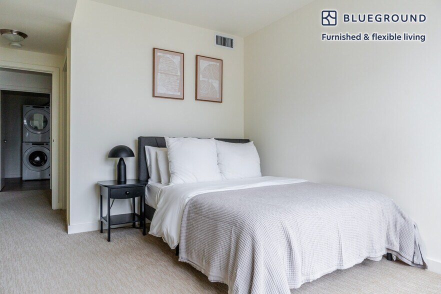 Building Photo - 10351 NE 10th St