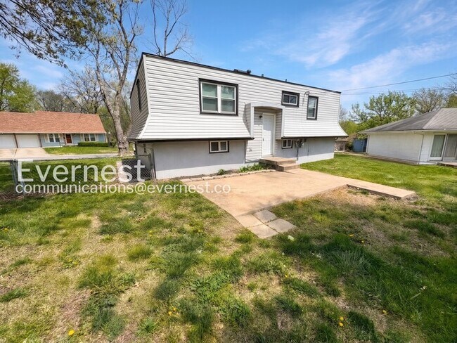 Building Photo - 3 Bed/1.5 Bath Home with Garage / Pet-Friendly / Coming Soon!