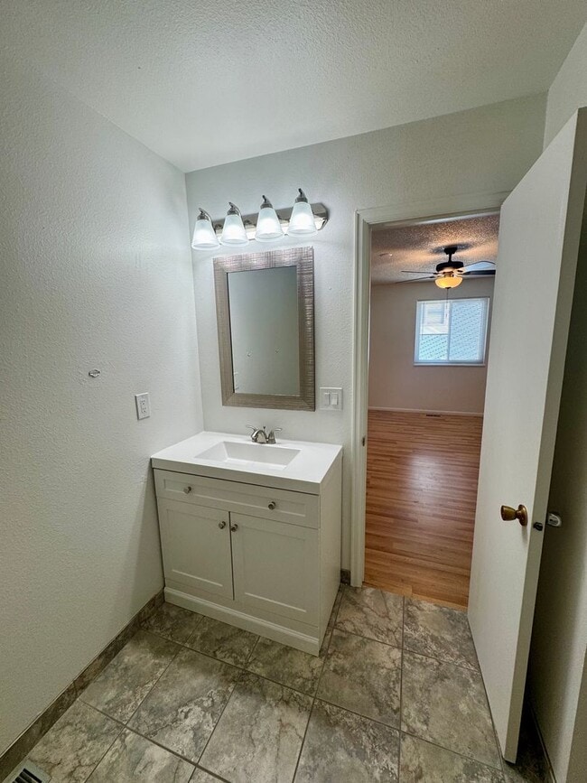 Building Photo - Updated 2 Bedroom with AC