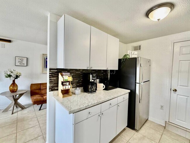 Building Photo - 2575 S Himes Ave