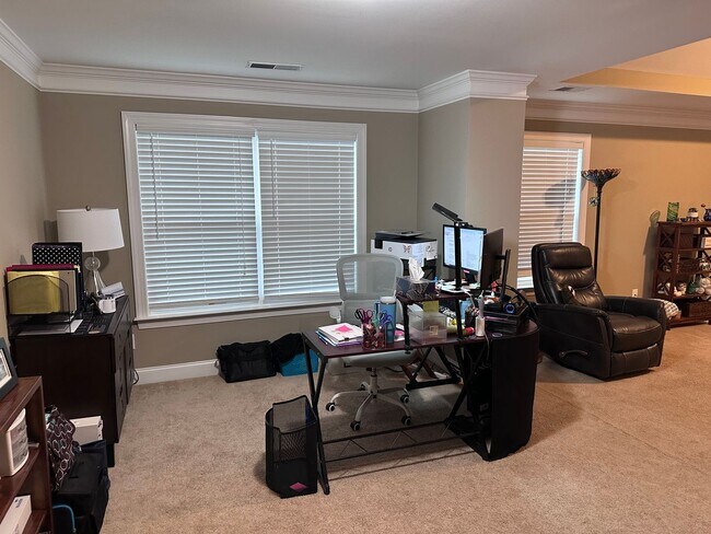 Building Photo - Welcome to this spacious 6 bedroom, 4 bath...