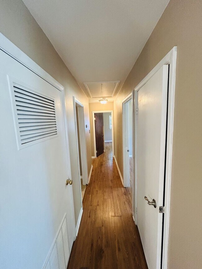 Building Photo - Charming 3-Bedroom Ranch in Prime Location!