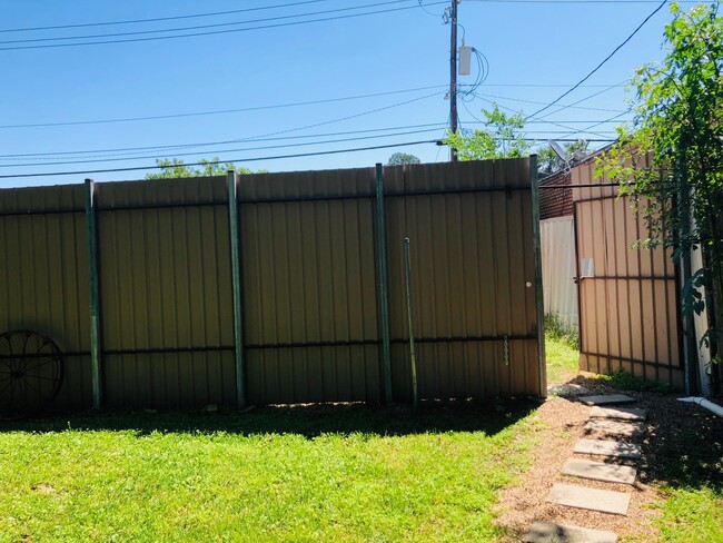 Building Photo - 734 McDaniel St