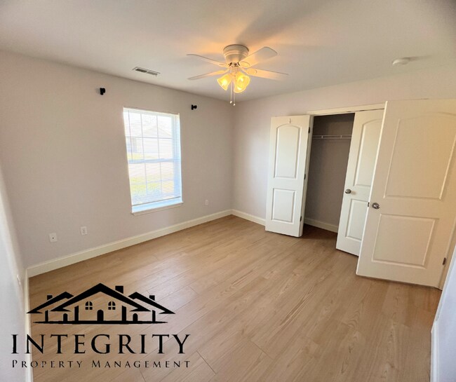 Building Photo - Fenced home close to West Gate of FLW!