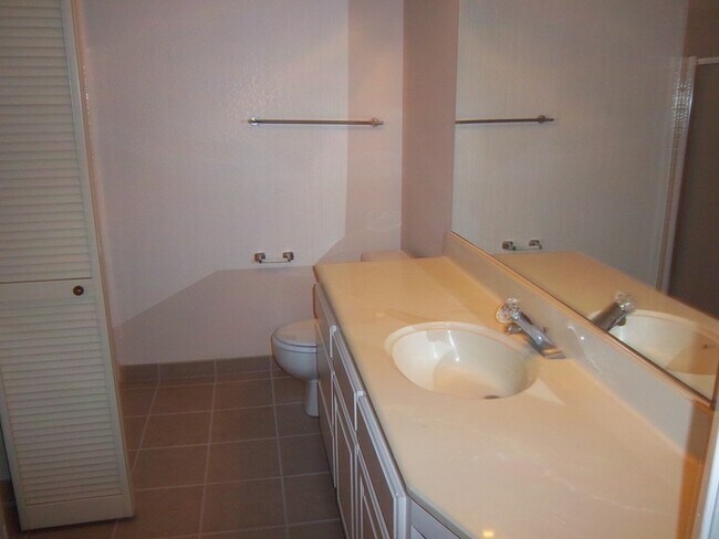 Building Photo - This amazing 2/3 with Den condo won't last!