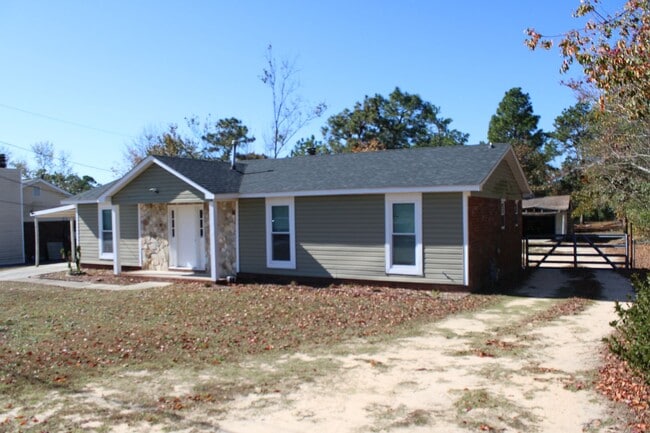 Building Photo - 3 Bedroom 2 Bath In Hephzibah!