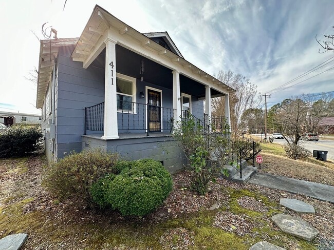 Building Photo - Adorable South Hill Charmer Waiting for YOU!