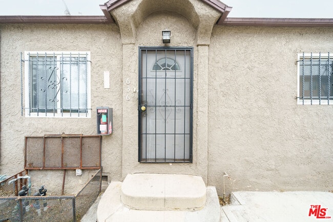 Building Photo - 640 W 81st St