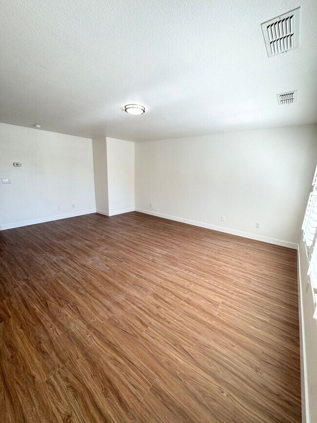 Building Photo - 4 Bedroom / 3 Bathroom Home in Elk Grove – Bedroom & Full Bath Downstairs SEE VIDEO