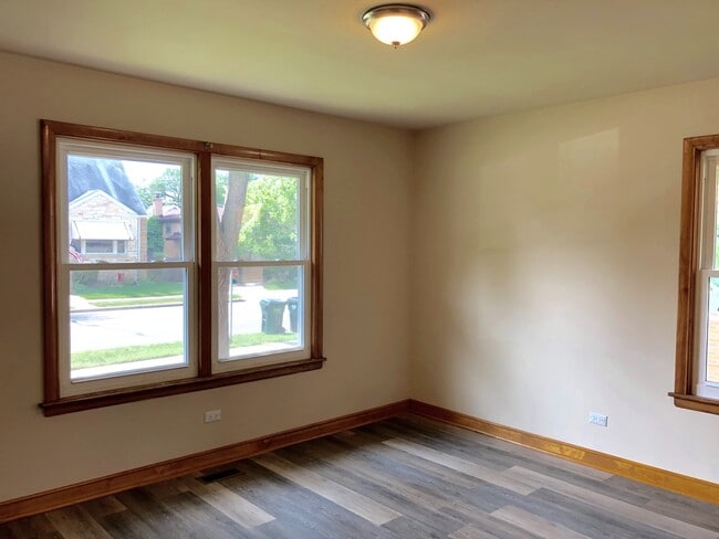 Building Photo - Updated 3Bed/2Bath Home For Rent Brookfield! 2 Car Attached Garage