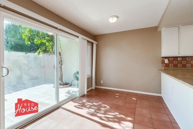 Building Photo - 825 Mola Vista Way