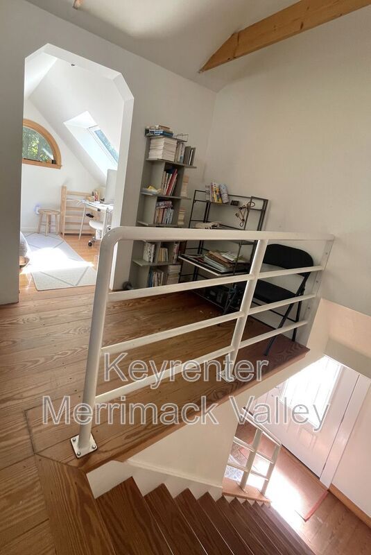 Building Photo - 44 River St