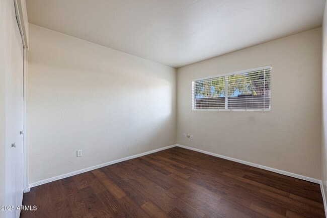 Building Photo - 601 W Coral Gables Dr
