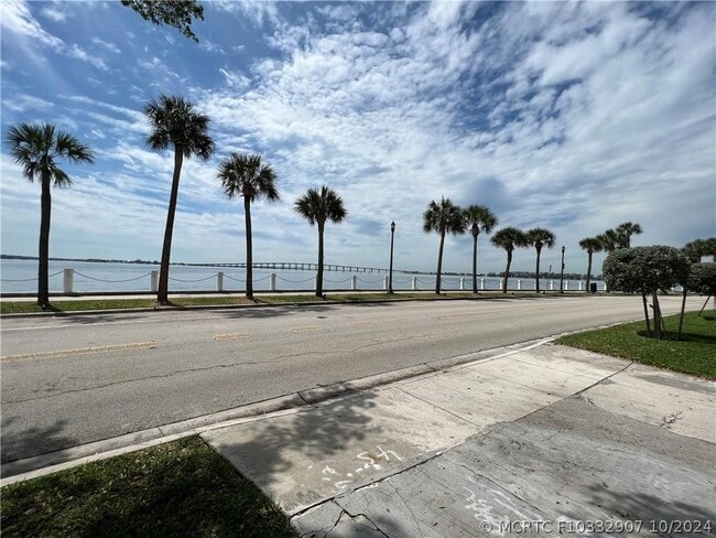 Building Photo - 1440 Brickell Bay Dr