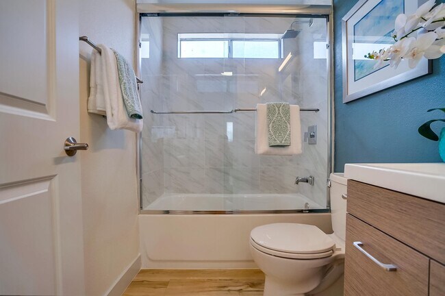 Building Photo - Spacious -2bd/1ba -$2,050.00 - LBC - Parki...
