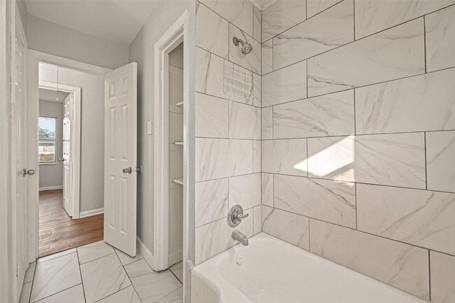 Building Photo - 6058 Glenhurst Dr