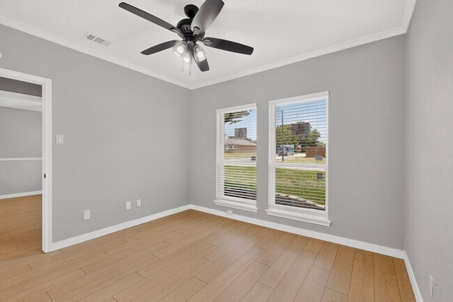 Building Photo - 620 W Stoneybrook Dr