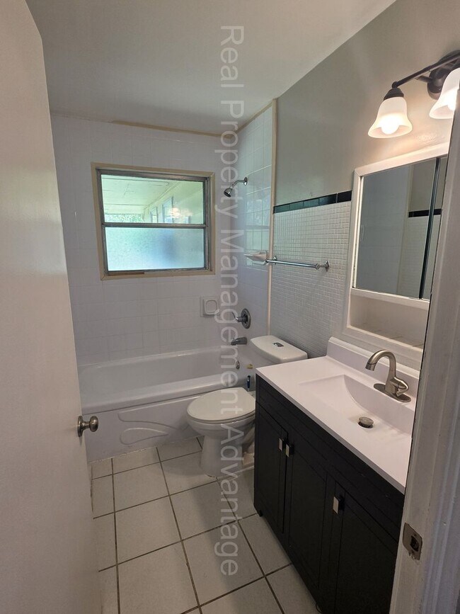 Building Photo - Updates Everywhere! 2/3 Bedrooms in Oak Park