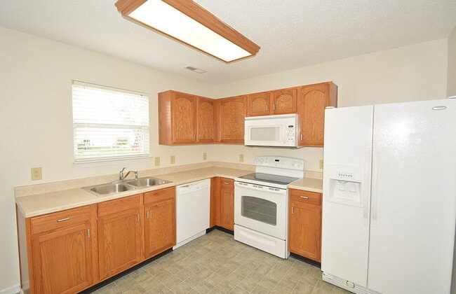 Building Photo - 8561 Bluff Point Dr