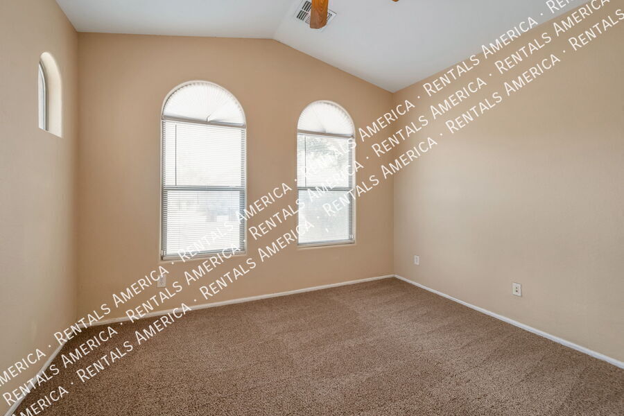 Building Photo - 629 E Saddle Way