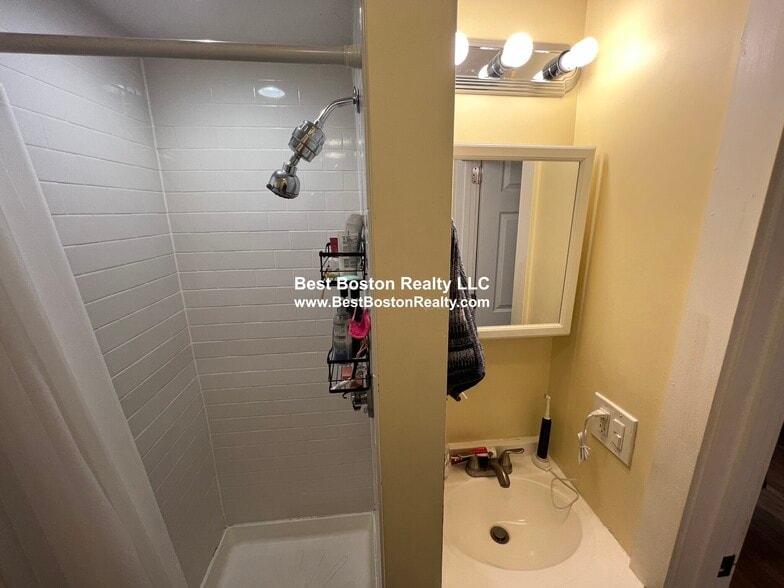 Building Photo - 5-7 Blake St. Unit 4