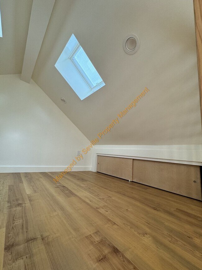 Building Photo - CHARMING 2 BEDROOM /1 BATHROOM HOME W/LOTS...