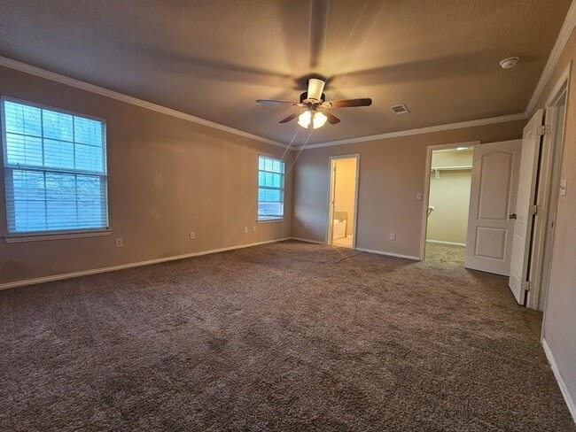 Building Photo - 607 NE Ave E Pl