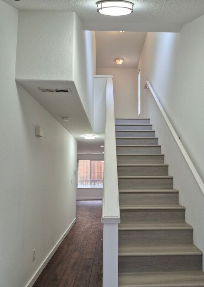 Building Photo - 3 bedroom - Move In Ready !!