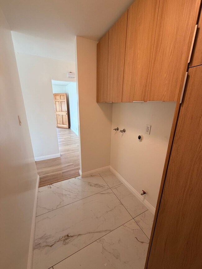 Building Photo - Completely Remodeled 2 Bed, 1 Bath in San Pedro w/ Garage Parking!