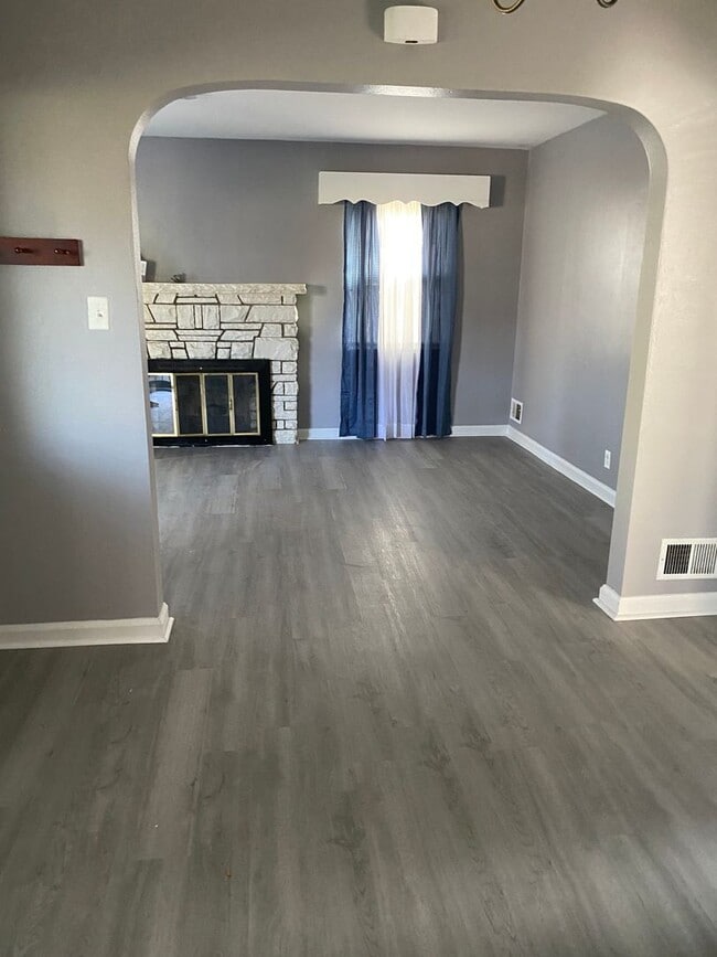 Building Photo - College Hill Rental Available NOW!