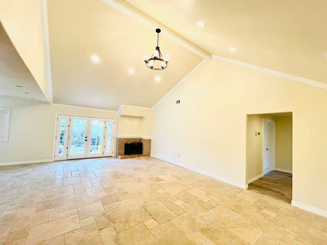 Building Photo - 1800 Yermo Pl