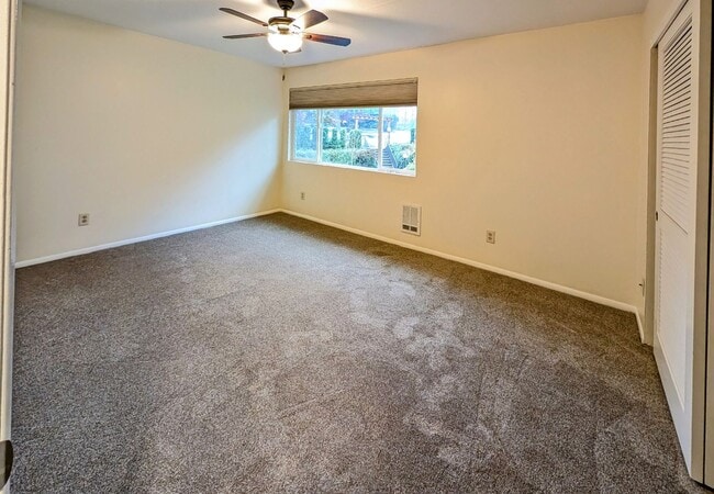 Building Photo - VIEW RIDGE 2 bedroom End Unit Condo in Sec...