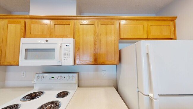 Building Photo - Single Level Family Friendly Home in Sandy. Fenced Backyard Pets Welcome