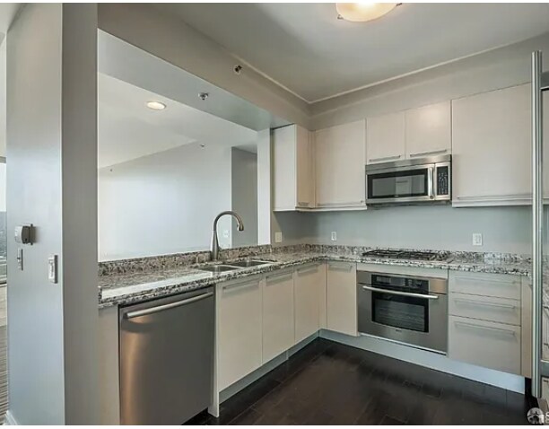 Building Photo - 425 1st St