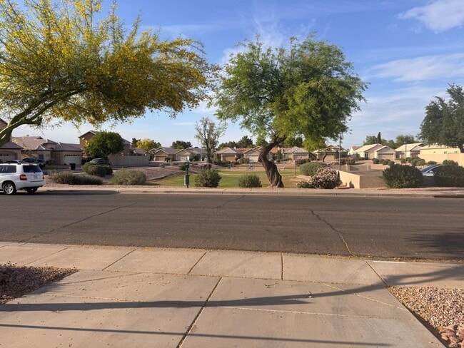 Building Photo - 979 E Brentrup Dr