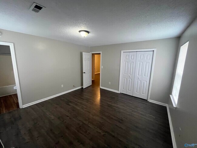Building Photo - 121 Bramblebush Dr