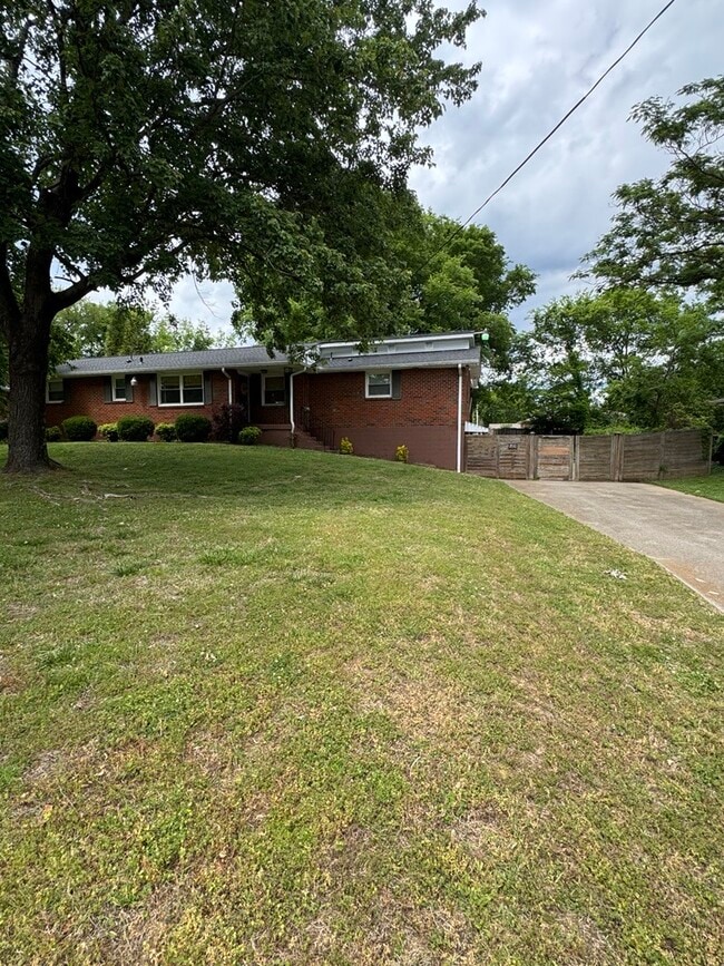 Building Photo - 568 Whispering Hills Dr