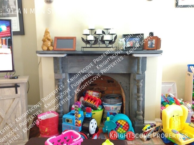 Building Photo - Beautiful, large historic home with origin...