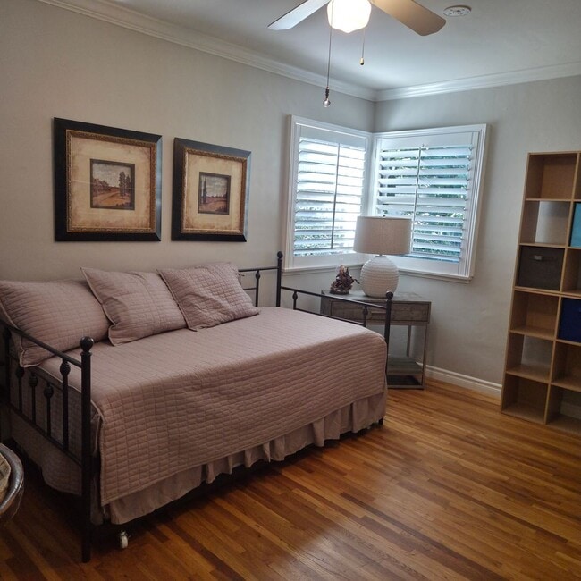 Building Photo - 1121 N Cambridge Ave