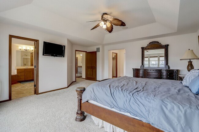 Building Photo - Grand 5 bed 4.5 bath Maple Grove Home w/ 3...