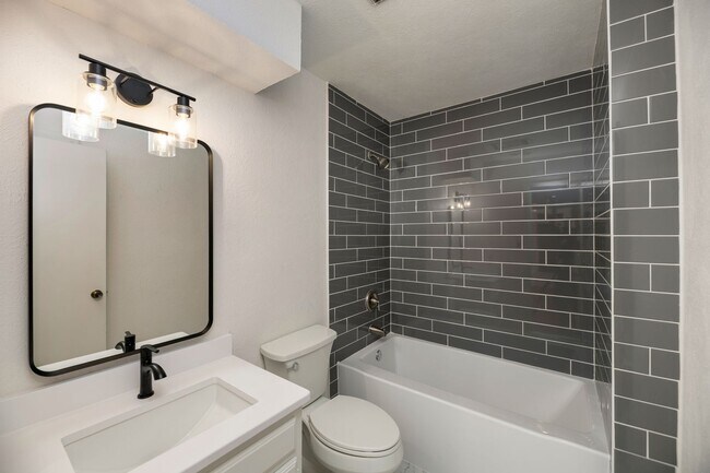 Building Photo - AVAILABLE NOW! BEAUTIFUL 3 BEDROOM HOME LO...