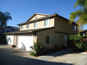 Building Photo - GORGEOUS TOWNHOME 3 BR, 2.5 BA, 2 CAR GARAGE