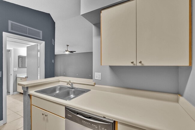 Building Photo - 2850 N Oakland Forest Dr