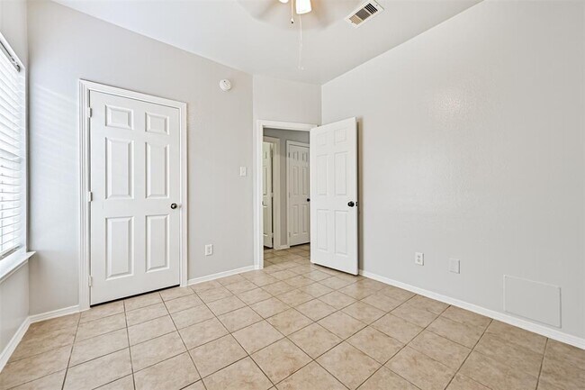 Building Photo - 731 Chase View Dr